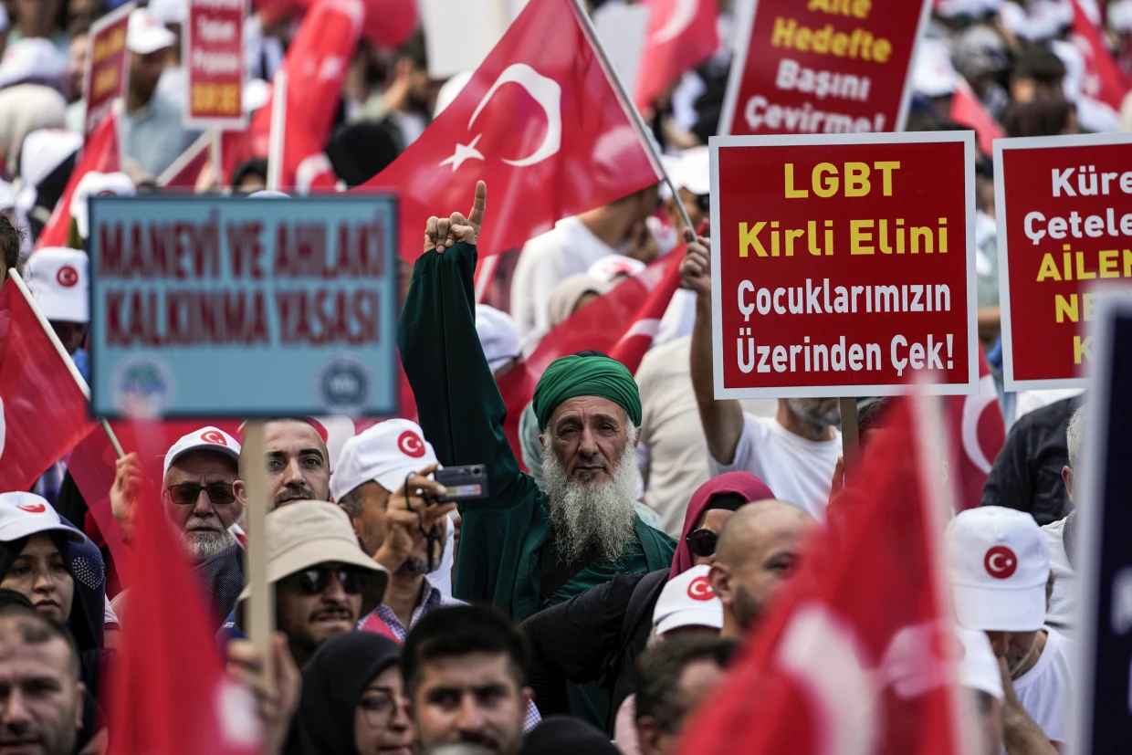 Ribuan Orang Bergabung Dalam Unjuk Rasa Besar-Besaran Anti-LGBTQ di Turki