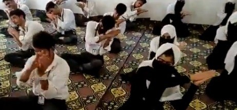 Setelah Menahan Para Ulama, Pemerintah India Memaksa Siswa Muslim di Kasmir Menyanyikan Himne Hindu