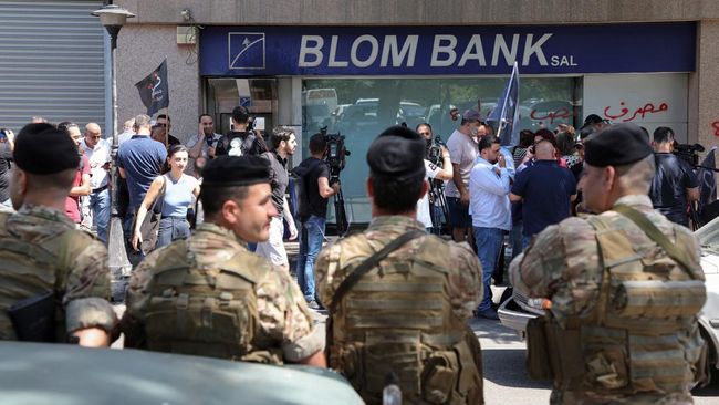 Wanita bersenjatakan pistol mainan memaksa bank di Beirut menyerahkan deposito miliknya