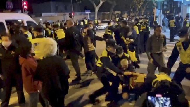 Polisi Cina tahan dan pukuli jurnalis asing yang meliput demo desak Xi Jinping mundur
