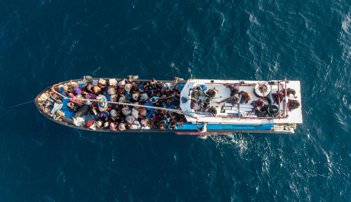 Perahu Rohingya Terombang-ambing Tanpa Makanan, Anak-anak Tewas Kelaparan