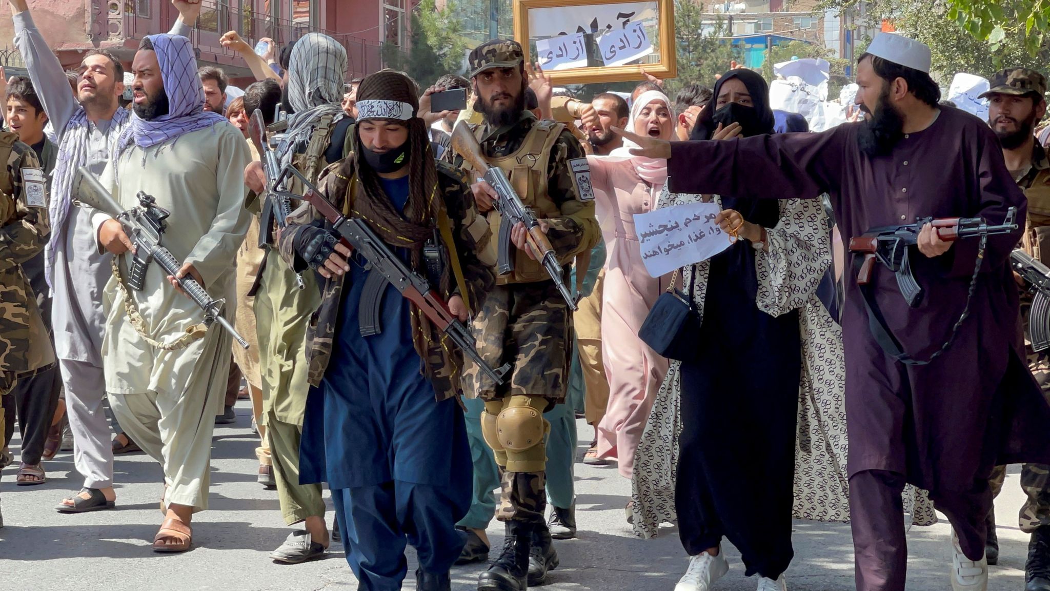 Taliban Tangkapi Mahasiswi yang Melakukan Protes Pelarangan Masuk Universitas
