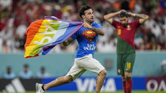 Pria yang kibarkan bendera LGBT di lapangan Qatar akhirnya dideportasi