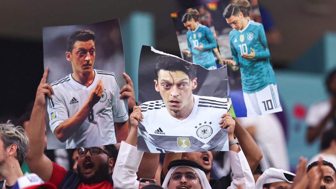 ‘F*** you, Taliban’: Fans Jerman di Piala Dunia Lontarkan Makian Kepada Pemegang Poster Mesut Ozil