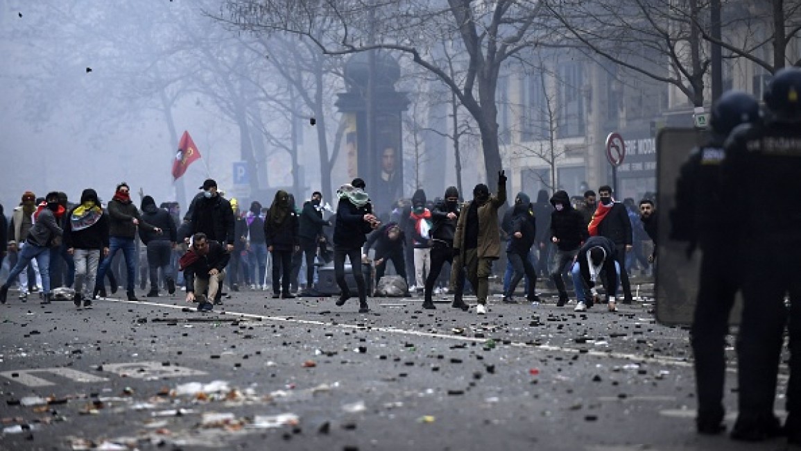 Polisi Bentrok Dengan Massa Kurdi Setelah Insiden Penembakan di Paris