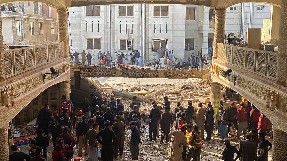 28 orang tewas dalam ledakan yang menargetkan Masjid di Peshawar
