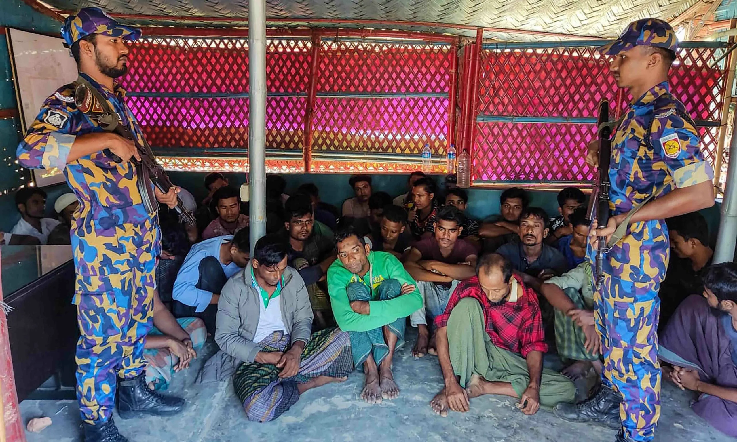 Bukan Melindungi, Polisi Bangladesh Lecehkan dan Peras Muslim Rohingya di Pengungsian