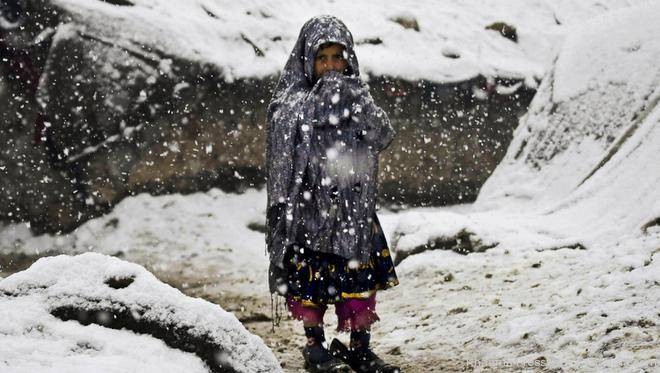 Warga Afghanistan hadapi cuaca dingin yang menusuk dengan pilihan sulit: Makanan atau kehangatan