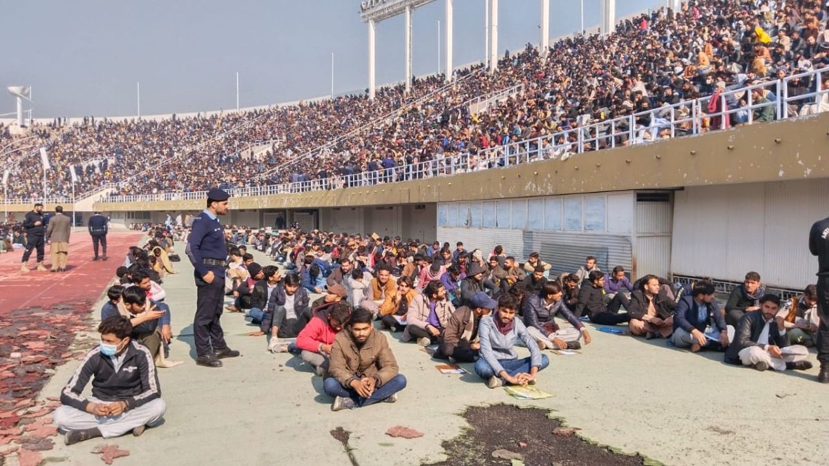 Ingin Menjadi Polisi, 30.000 Pemuda Pakistan Penuhi Stadion Sepakbola