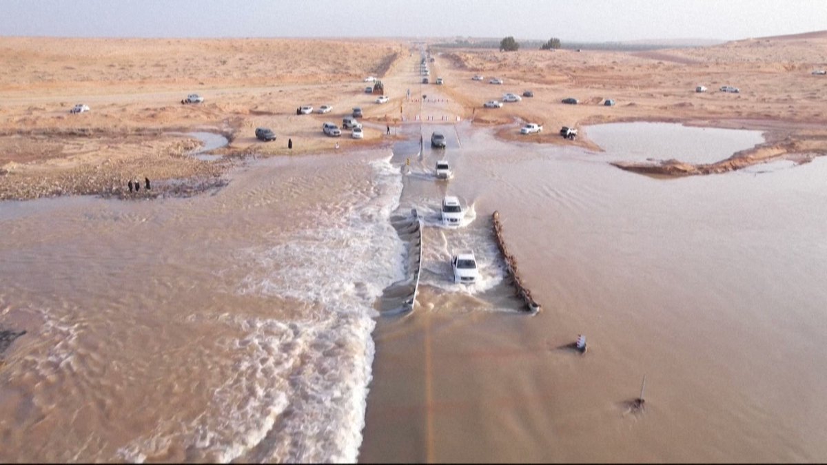 Setelah Diisukan Menghijau, Kini Gurun Pasir Saudi Jadi Sungai