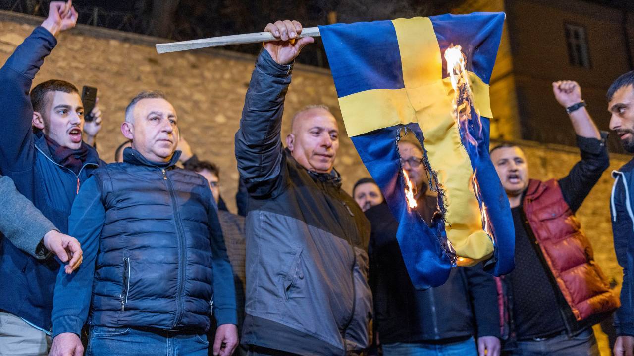 Tak Terima Al Quran Dibakar, Demonstran Turki Bakar Bendera Swedia