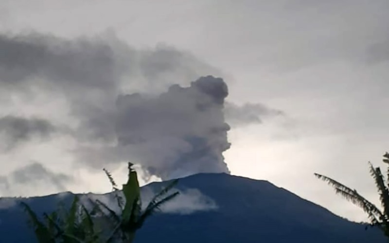 Gunung Marapi di Sumatera Barat erupsi saat 40 pendaki sedang berkemah