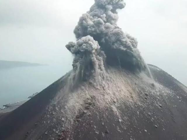 Warga Sering Dengar Dentuman dari Letusan Gunung Anak Krakatau