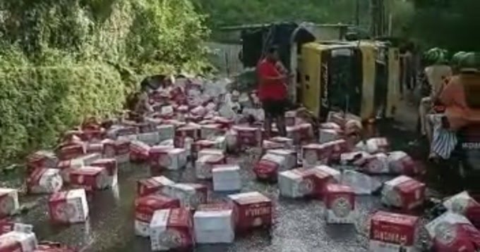 Truk Angkut Ratusan Botol Bir Terguling di Bali