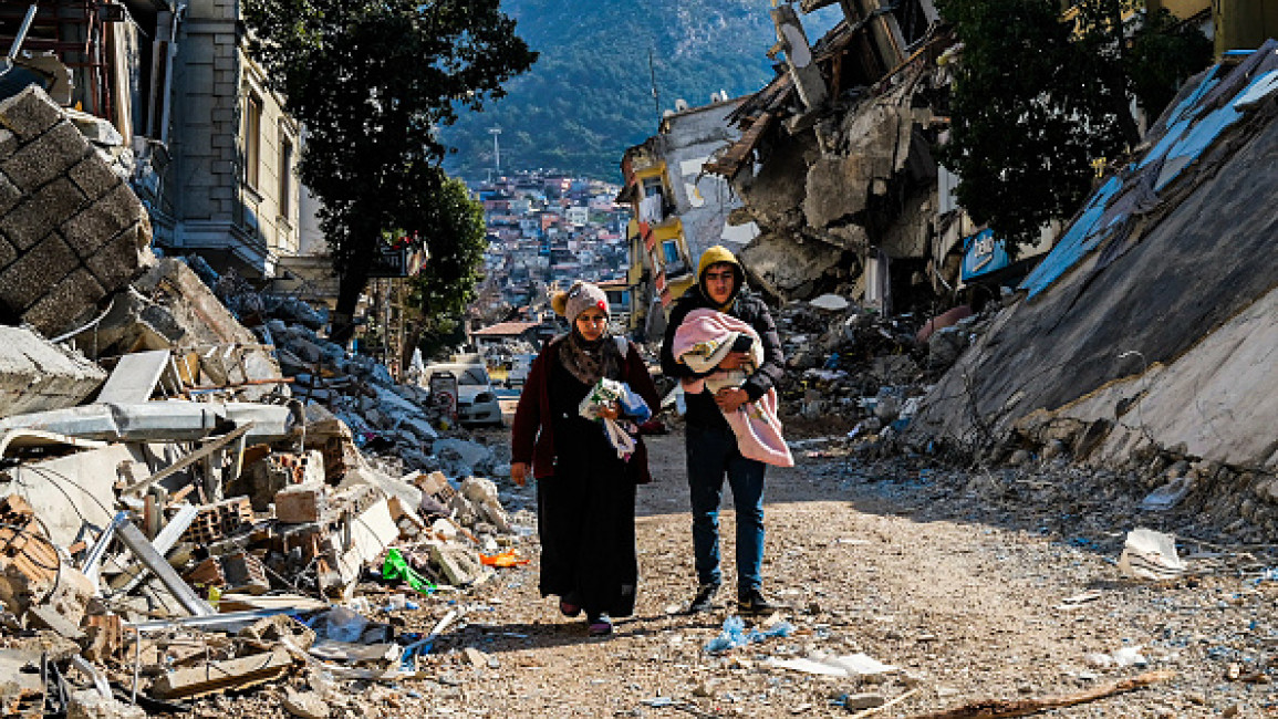 Bagai keajaiban” selamat dari gempa bumi, seorang wanita Suriah menyelamatkan anak-anak dan tas berisi kenangan