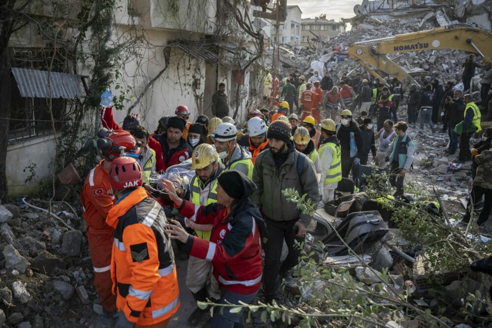 Allahu Akbar! Ibu dan anak berhasil dikeluarkan dengan selamat dari reruntuhan 228 jam pasca gempa