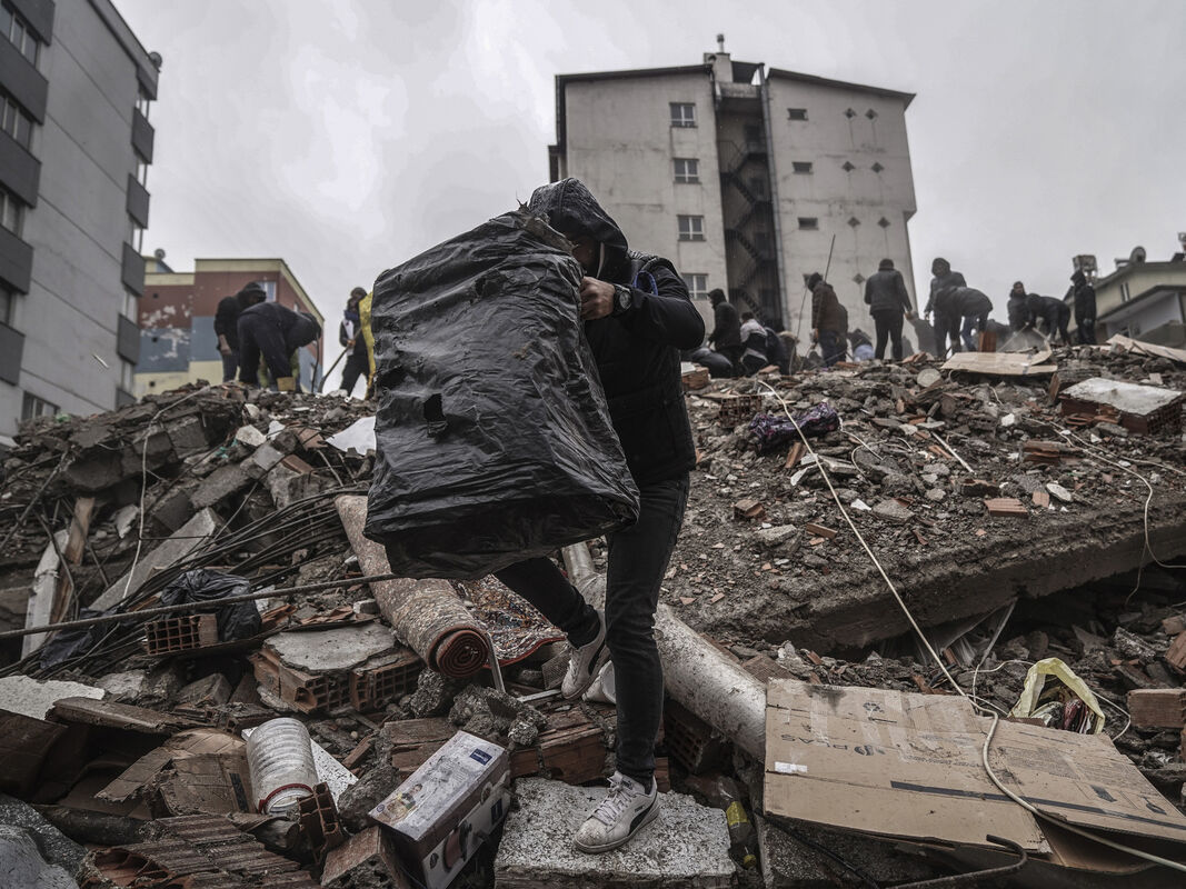 Korban gempa Turki yang tertimbun reruntuhan gunakan media sosial untuk meminta bantuan