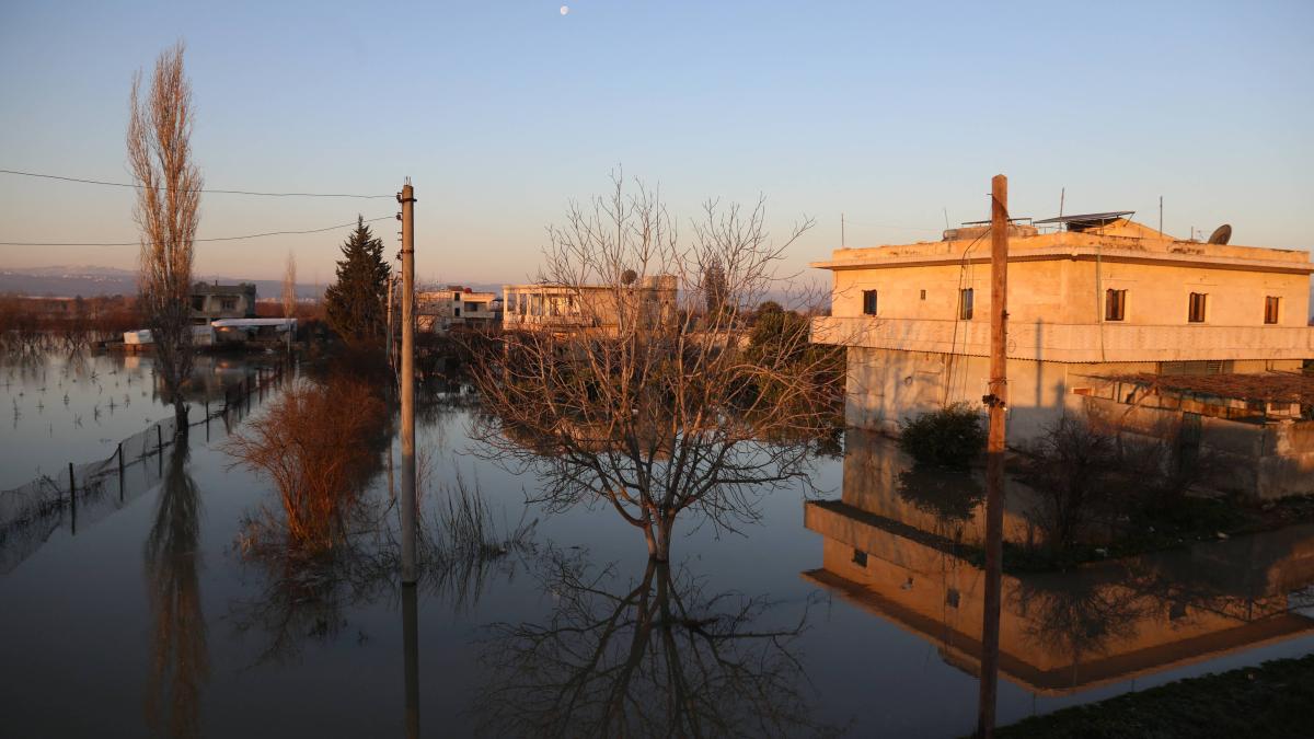 Belum Tuntas Bereskan Puing Gempa, Kota di Suriah Kini Terendam Banjir