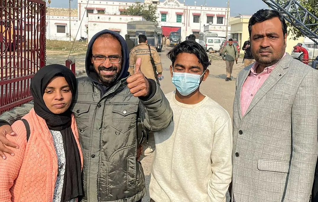 Jurnalis Muslim yang Dipenjara Tanpa Pengadilan di India Akhirnya Dibebaskan