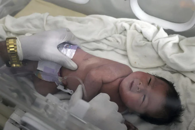 Bayi Baru Lahir Berhasil Diselamatkan Tim Penyelamat dari Bawah Reruntuhan