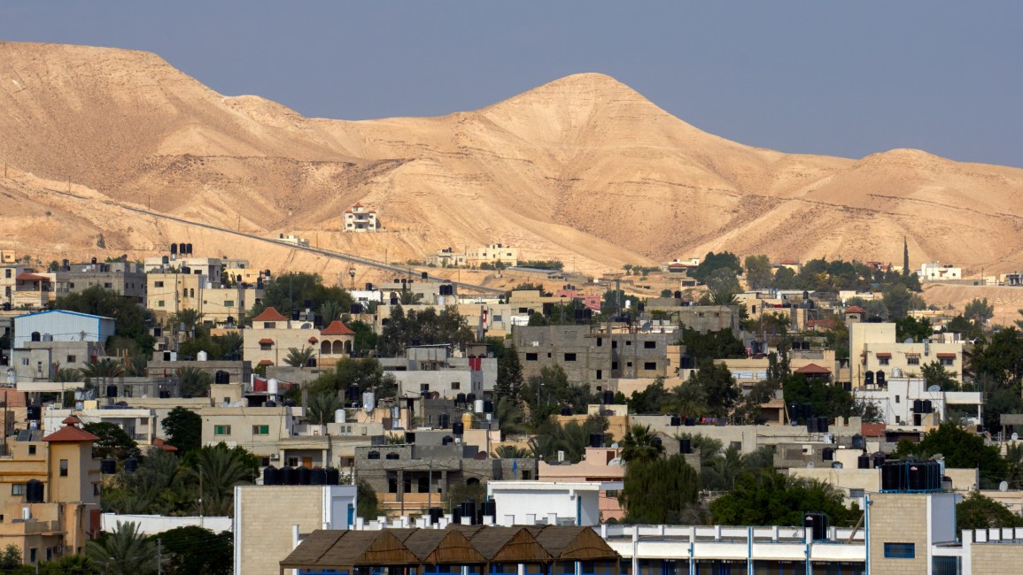 Pemukim “Israel” Bersenjata Serang Penggembala Palestina Berusia 70 Tahun di Tepi Barat