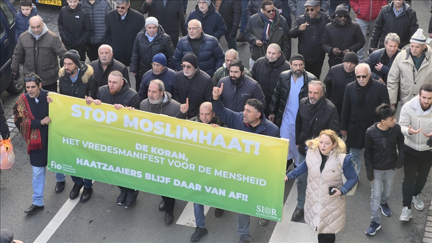 Kaum Muslim di Belanda memprotes penodaan terhadap Qur’an