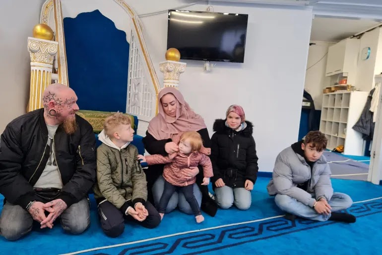 Berkah Ramadhan, Satu Keluarga Masuk Islam di Sebuah Masjid di Jerman