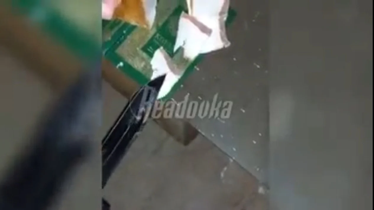 Heboh! Diduga Tentara Ukraina Jadikan Al Quran Alas Potong Daging Babi dan Membakarnya di Api Unggun