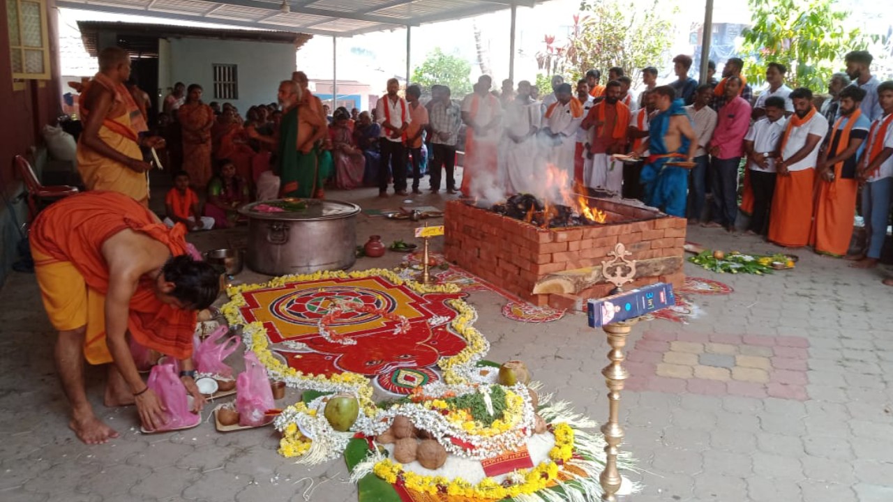 Massa Hindu Radikal Lakukan Ritual di Halaman Masjid Malali