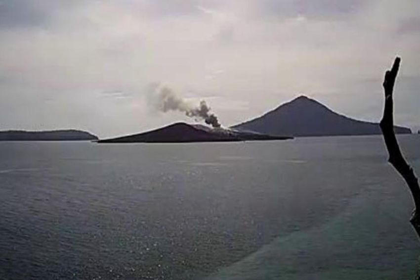 Gunung Anak Krakatau meletus
