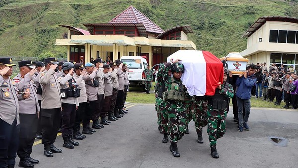 Usai Dua Anggota TNI Gugur Ditembak KKB di Papua, Warga Diminta Salat Tarawih di Rumah
