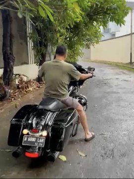 Geram dengan pernyataan KPK, netizen bongkar pelat nomor moge milik Rafael