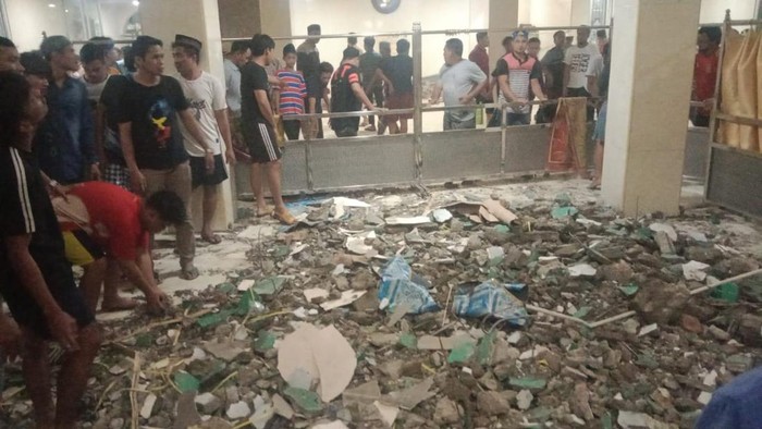 Kubah masjid di Makassar roboh saat jamaah hendak shalat tarawih