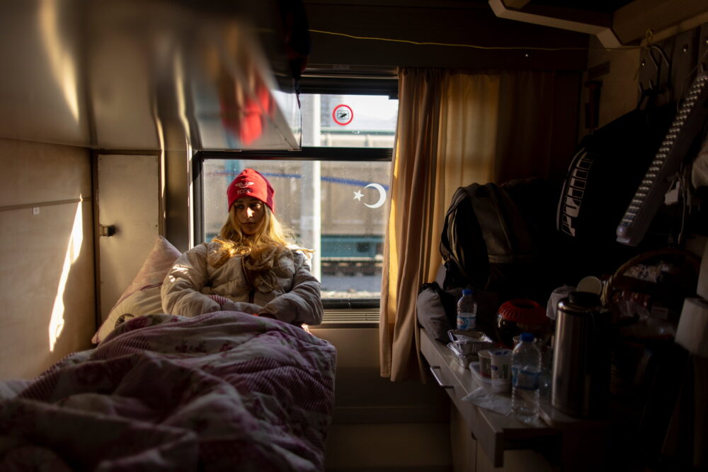 Keluarga-keluarga Turki tinggal di gerbong kereta api pascagempa