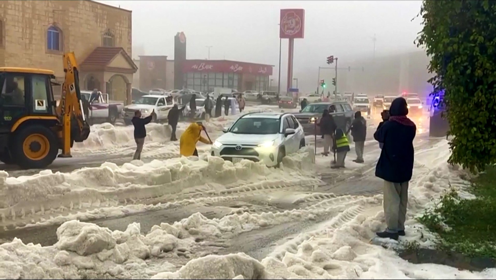 Arab Saudi Diguyur Hujan Salju Tidak Biasa, Jalanan Banyak Tertutup