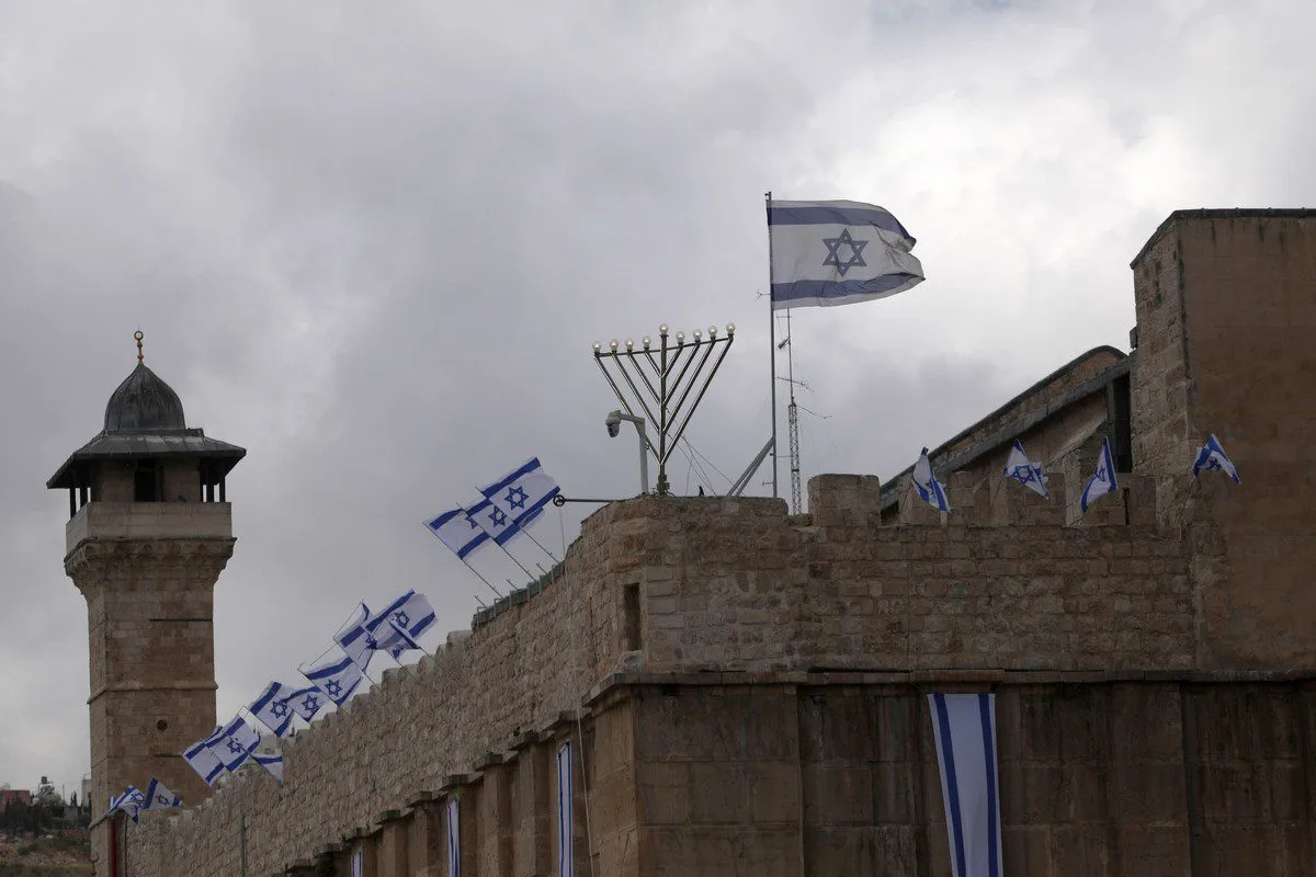 Cari Ribut, Pasukan ‘Israel’ Kibarkan Puluhan Bendera Bintang David di Masjid Ibrahimi