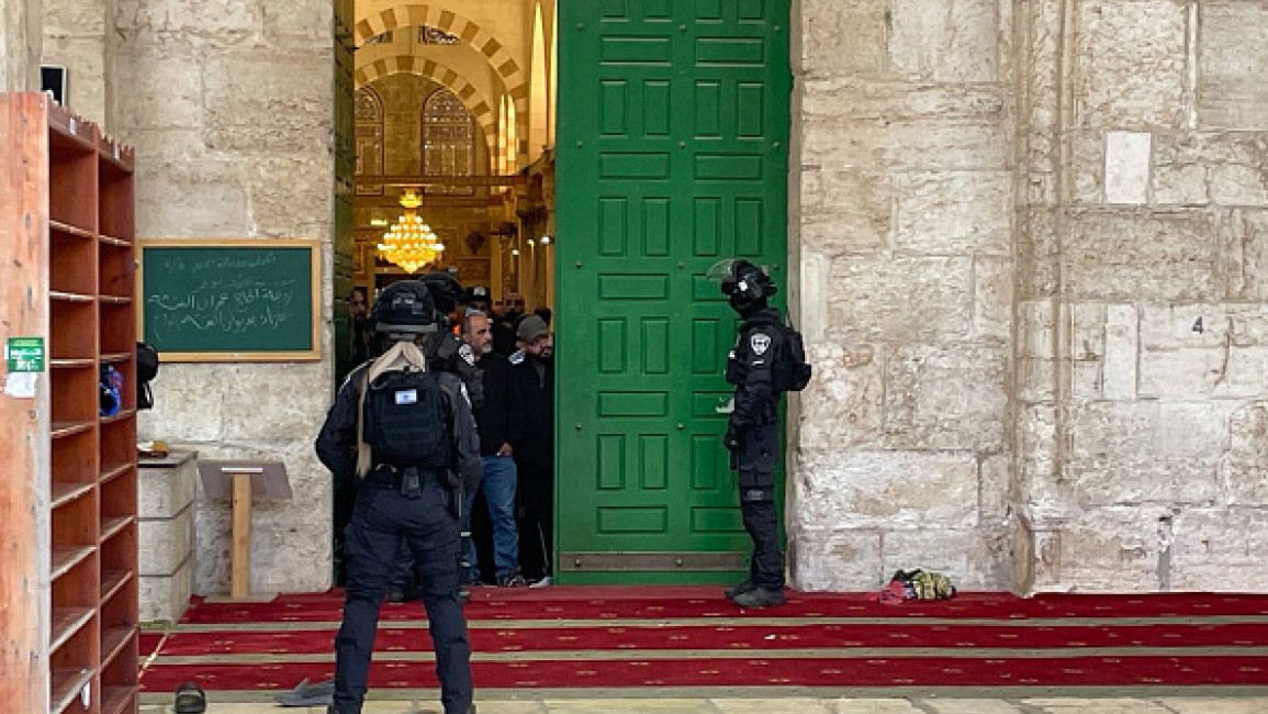 Jemaah Palestina Buat Barikade di Dalam Al-Aqsa di Tengah Ancaman “Israel