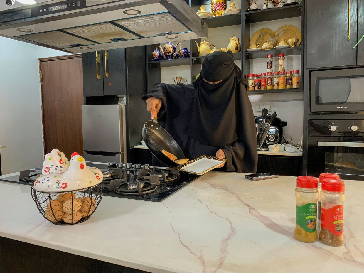 Jadi Chef Selama 2 Dekade, Koki Bercadar Asal Nigeria Dobrak Stereotip Muslimah