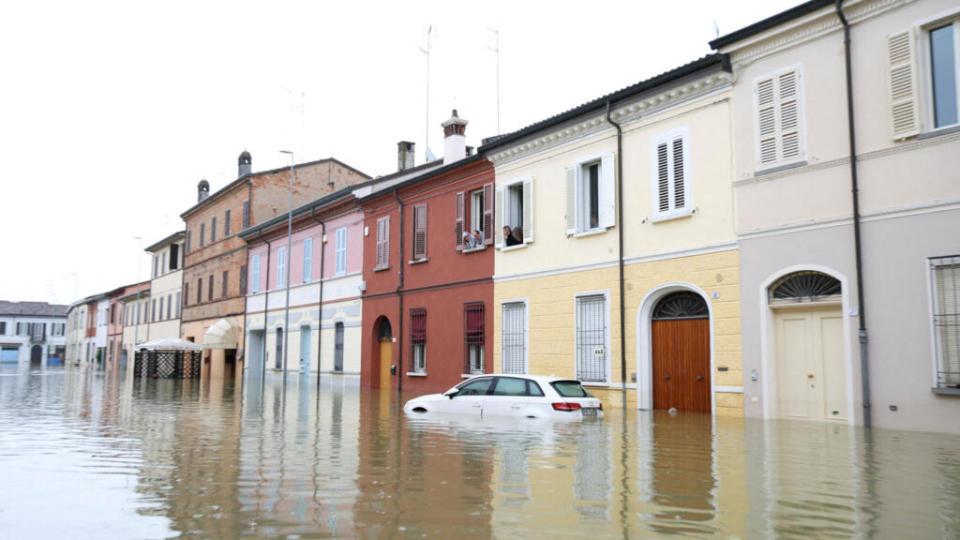 Banjir membuat lebih dari 36.000 warga di timur laut Italia mengungsi