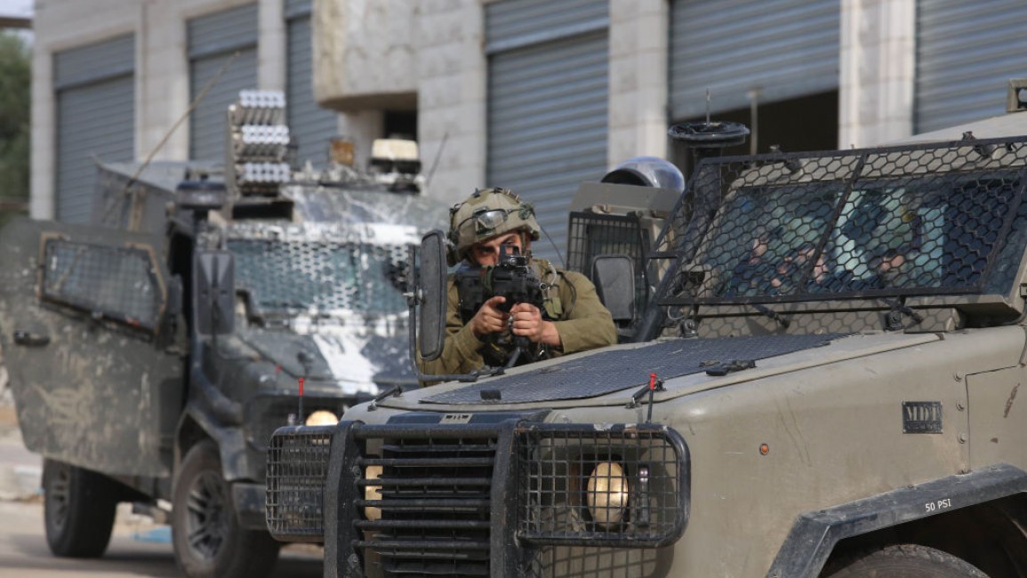 Pasukan “Israel” Tembak Remaja Palestina Saat Serbu Kamp Tepi Barat