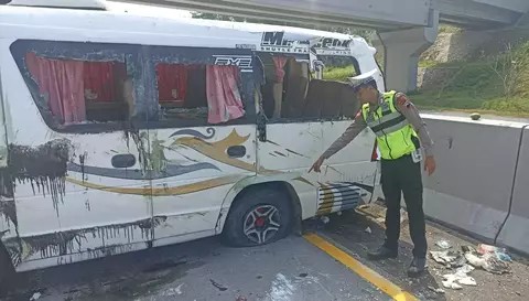 Rombongan Pengantar Calon Jemaah Haji dari Tegal Kecelakaan di Tol