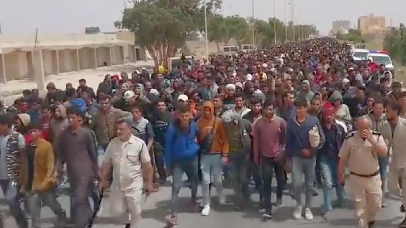Ribuan Imigran Mesir Berjalan Kaki Pasca Diusir Libya Menuju Perbatasan