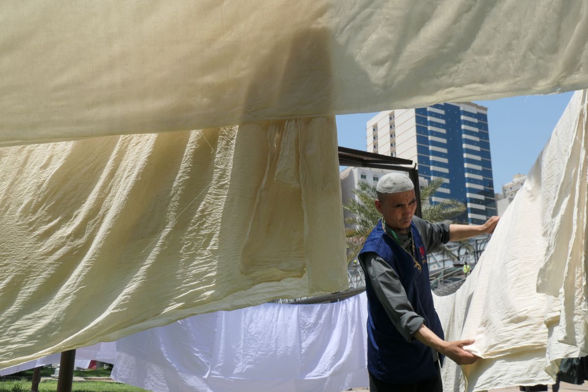 Tradisi Unik Jamaah Haji Cina, Cuci Kain Kafan Dengan Air Zamzam