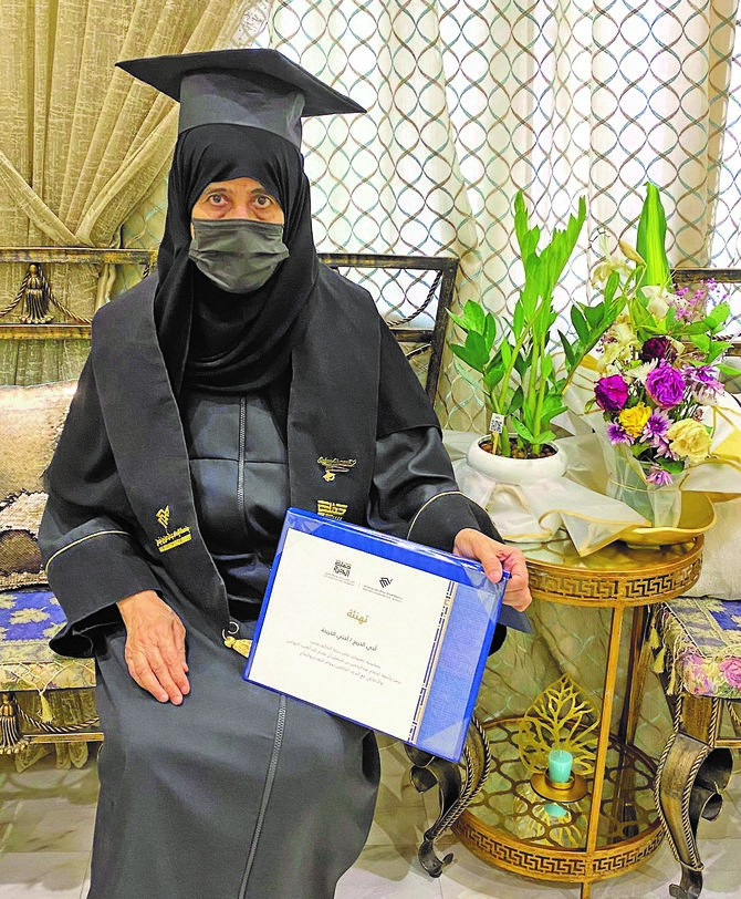 ‘Lebih Baik Terlambat Daripada Tidak Sama Sekali’: Salwa Al-Omani Lulus pada Usia 70 Tahun