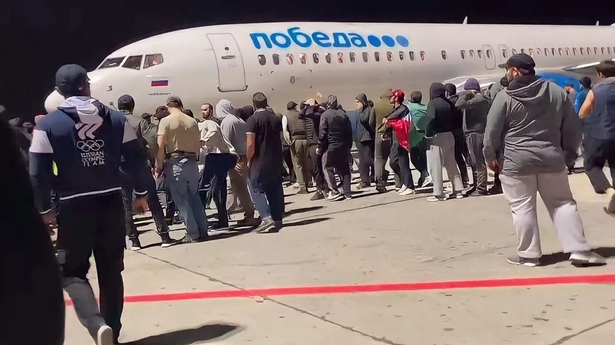 Pesawat dari 'Israel' Datang ke Dagestan, Ratusan Warga Pro-Palestina Serbu  Bandara | Arrahmah.id
