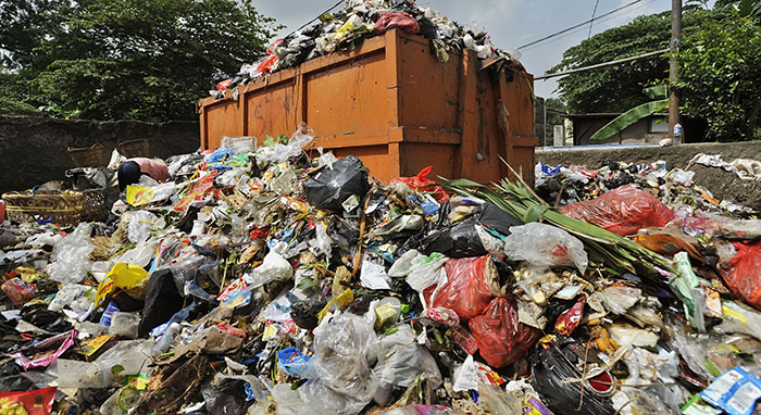Sampah menumpuk sebelum dikelola