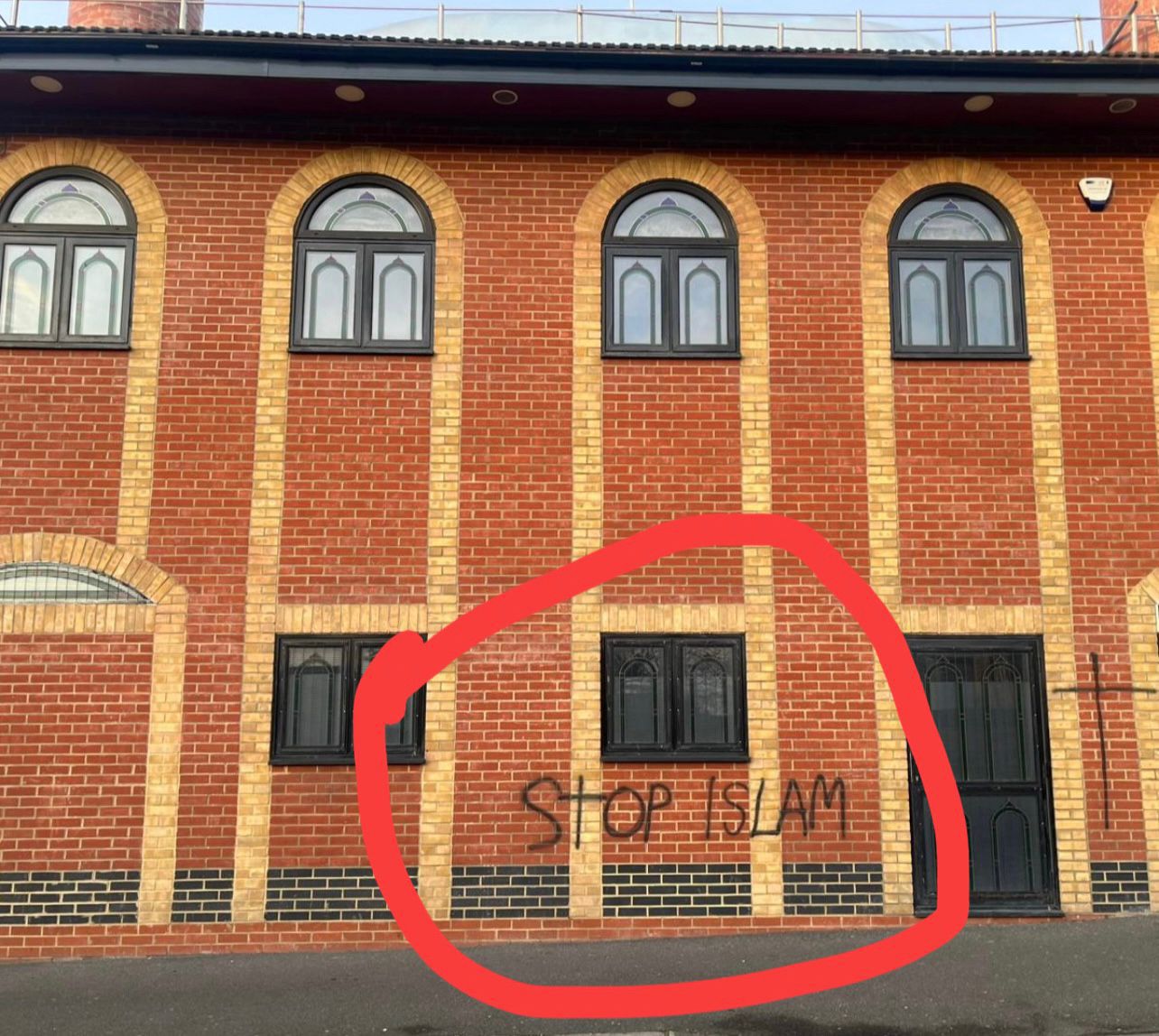 Tujuh Masjid dan Sekolah di London Dirusak dengan Grafiti Islamofobia |  Arrahmah.id
