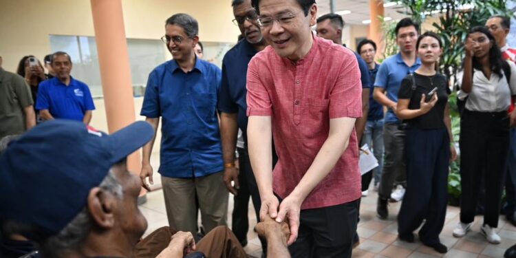 PM Lawrence Wong mengunjungi Misi Sree Narayana di Yishun pada 2 Maret untuk acara Buka Puasa dan pemberian bantuan. FOTO ST: ARIFFIN JAMAR